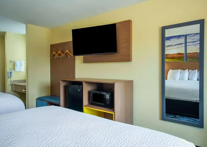 Days Inn By Wyndham Evansdale Waterloo