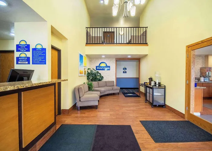 Days Inn By Wyndham Evansdale Waterloo